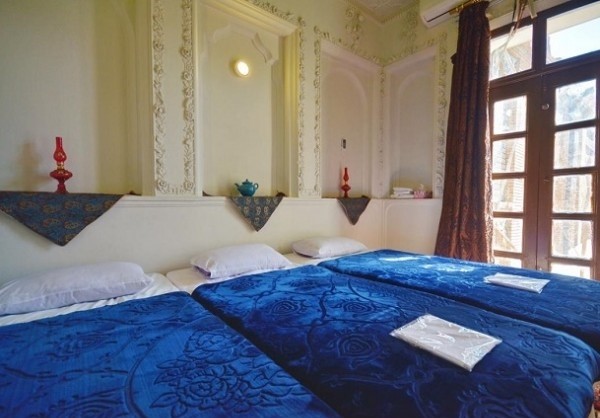 اتاق سه تخته تویین اقامتگاه سنتی گل طاها شیراز